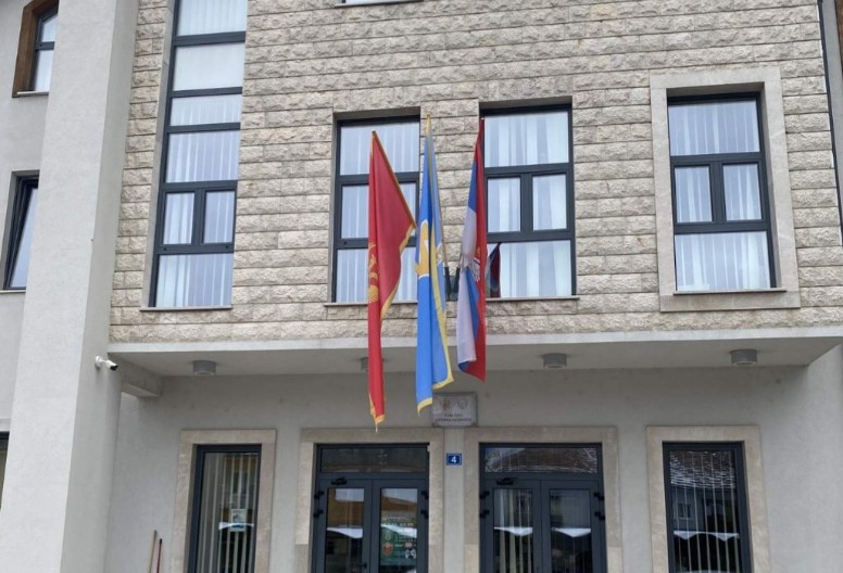 TROBOJKA PRKOSILA MEĆAVI Crnogorska zastava vraćena na svoje mjesto u Mojkovcu pošto je oduvao vjetar (foto)