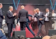 Na premijera Poljske bačena bomba, dimna (video)