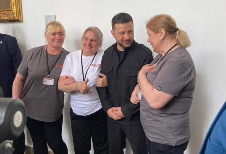 Zelenski se fotografisao sa čistačicama u češkom parlamentu