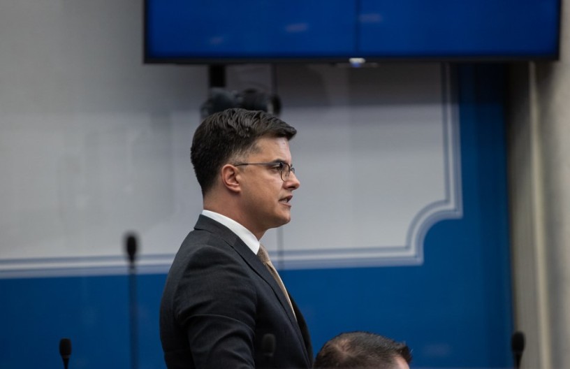 UŠAO U KONFLIKT SA MINISTROM ŠARANOVIĆEM Oskar Huter u svom maniru vrijeđao narod u parlamentu