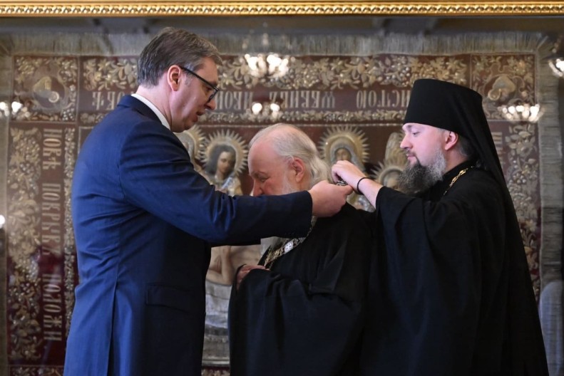 Predsjednik Vučić uručio patrijarhu moskovskom i sve Rusije Kirilu Orden Republike Srbije