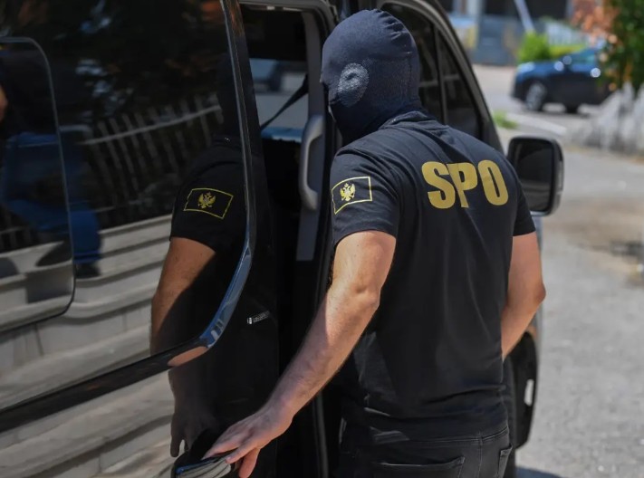 SVEZAN JE KRIMINALAC SA POLICIJSKOM ZNAČKOM Uhapšen Duško Golubović