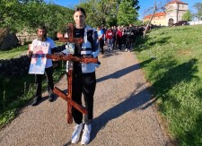 Najbolja odbojkašica svijeta nosi svoj Časni Krst na hodočasnom putu ka Ostrogu