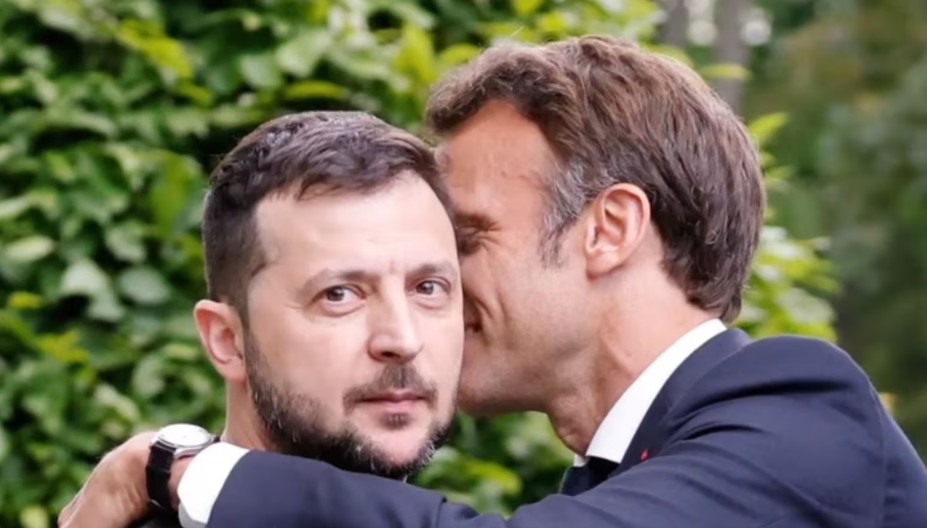 ČUDNI ODNOSI Makron i Zelenski nisu mogli da odole strastvenom zagrljaju