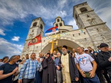 HILJADE VJERNIKA U KRSNOM HODU Prota Predrag Šćepanović i ove godine stao na čelo Litije od Nemanjinog grada do Ostroga