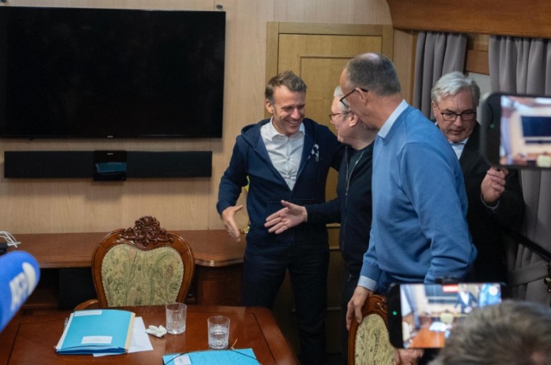 Šta su Merc, Starmer i Makron krili na putu za Kijev (video)