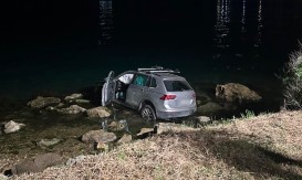 Dva luksuzna vozila završila u moru nakon saobraćajne nezgode kod Lepetana