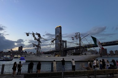 IMA POGINULIH MORNARA Brod meksičke mornarice udario u Bruklinski most (video)