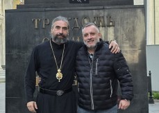 Molitveno Te pratim, s ponosom Te gledam i bratoljubivo Ti kličem — AKSIOS! DOSTOJAN!