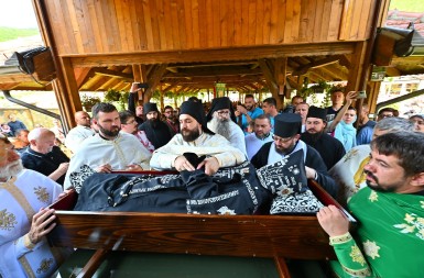 U manastiru Tumane 1. juna presvlačenje moštiju svetog Zosima Tumanskog Čudotvorca