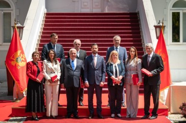 POSTHUMNO ODLIKOVAN DUŠKO JOVANOVIĆ Milatović zaslužnima uručio najveća državna odlikovanja