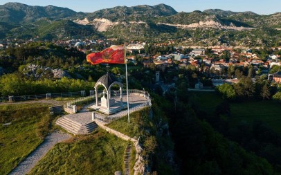 ISTORIJSKO PRAVNO DOSTIGNUĆE Srpski turista kažnjen jer se usudio da podigne tri prsta kod Cetinja