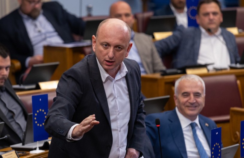 ČESTITAO NAJZASLUŽNIJIMA Milan Knežević "zapalio mreže" čestitkom za Dan nezavisnosti