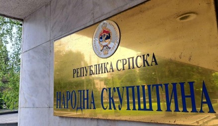 ŽESTOK ODGOVOR NA ŠMITOVO MEŠETARENJE Skupština Srpske ukinula budžetsko finansiranje partija