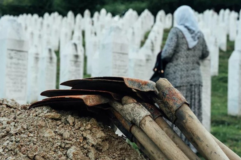 "Majke Srebrenice" i žrtve traže od Vučića, Dodika i patrijarha Porfirija da se pokore Rezoluciji UN