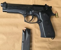 HAPŠENJE U BUDVI Kod člana kriminalne grupe pronađen pištolj sa metkom u cijevi