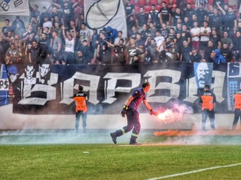 PREKINUT CRNOGORSKI DERBI „Varvari“ bacali baklje i dimne bombe na teren