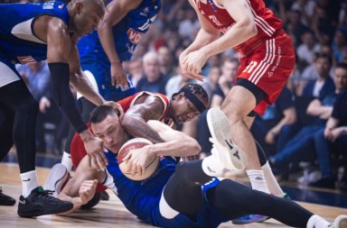 Budućnost pobijedila Zvezdu, meč obilježili prekid i napadi sa tribina na košarkaše iz Beograda