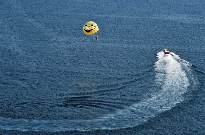 TRAGEDIJA U BUDVI Mlada djevojka poginula prilikom pada sa 50 metara visine tokom parasejlinga