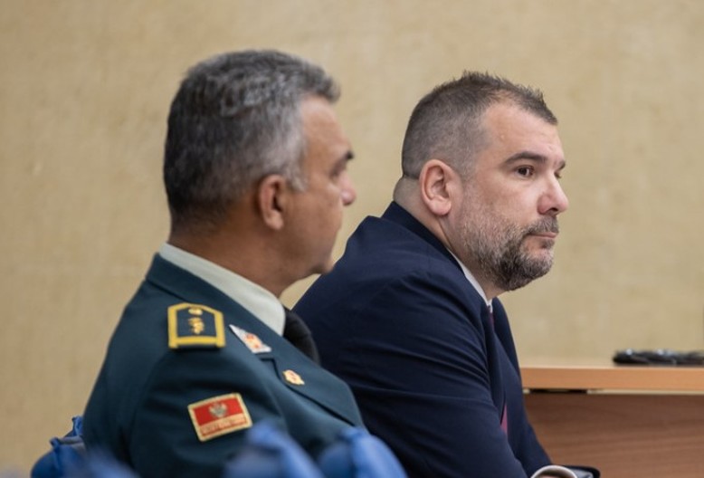 Kada NATO zove Krapović i Lazarević spremno marširaju, svađaju se samo oko reda u koloni