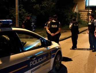 Muškarac potpuno nag sa nožem u rukama šetao gradom