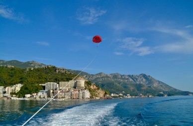 Tinejdžerka koja je stradala u padu sa velike visine se sama odvezala sa sajle za parasejling