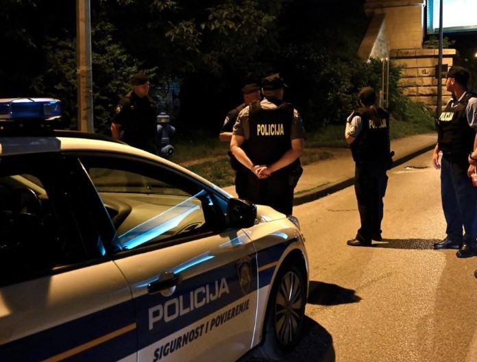 Muškarac potpuno nag sa nožem u rukama šetao gradom