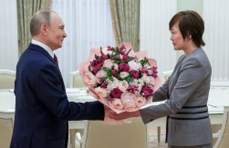 PUTIN RASPLAKAO UDOVICU BIVŠEG JAPANSKOG PREMIJERA Galantno joj ponudio i svoj automobil