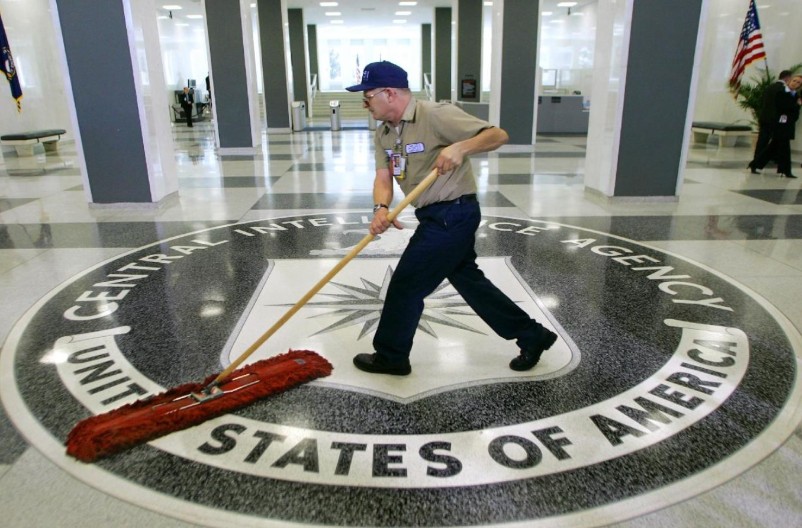 Dok CIA kuburi sa nedovoljno doušnika, u Crnoj Gori sami sebe špijaju