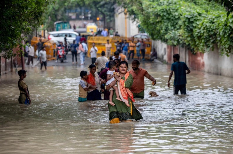 Više od pola miliona ljudi pogođeno poplavama u Himalajima (foto i video)