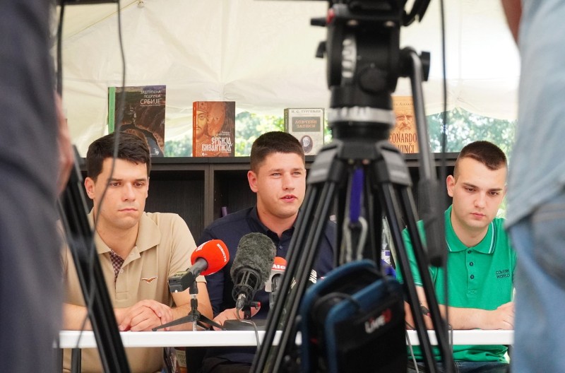 NACISTIČKE METODE Miloš Pavlović sa kolegama napadnut od strane huligana kod Studenjaka u Beogradu