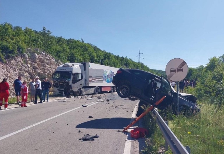 TEŠKA SAOBRAĆAJKA Jedna osoba poginula, saobraćaj nekoliko sati bio u prekidu