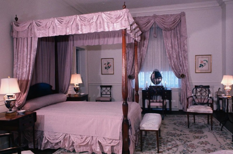 Tramp smjestio Merca u pansion sa ružičastom spavaćom sobom