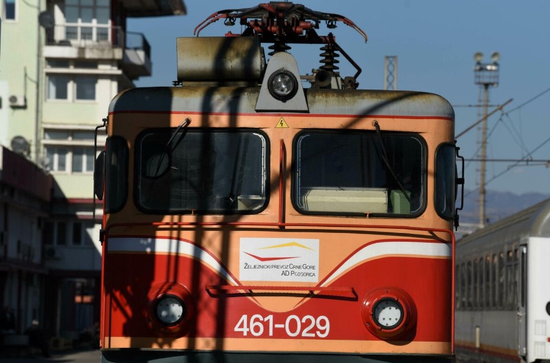 BRUKA I SRAMOTA Mašinovođa i kondukter ŽPCG seksualno uznemiravali putnice