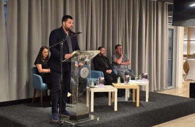 Marko Kovačević predstavio zbirku poezije „Ono što nisi znala“ u Nikšiću