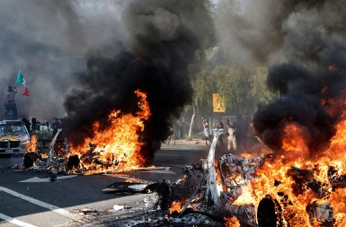 LOS ANĐELES U PLAMENU Četvrti dan nereda zbog ICE racija, Tramp poslao Nacionalnu gardu