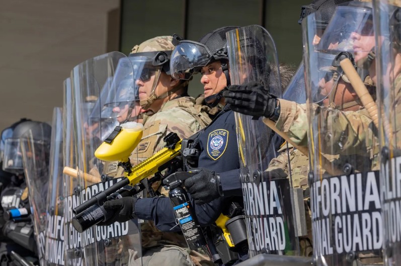 LOS ANĐELES POD POLICIJSKIM ČASOM Vojska na ulicama, država na ivici konflikta