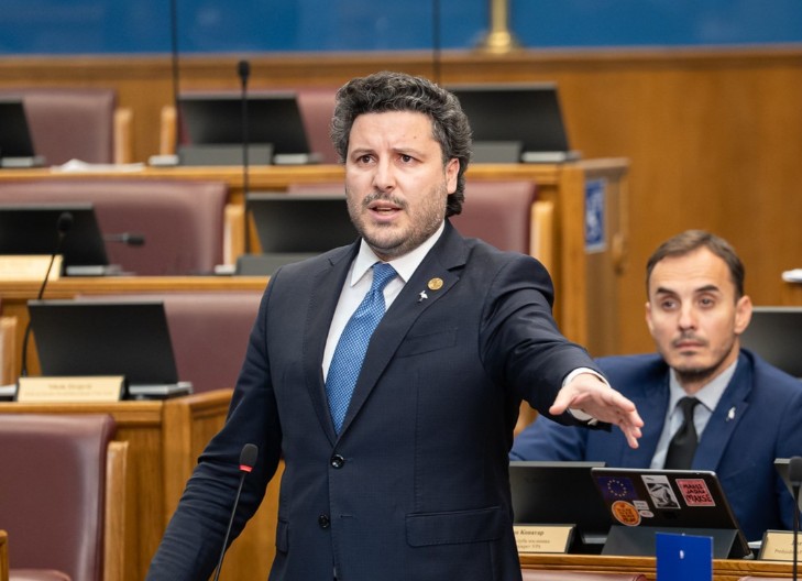 Abazović pozvao vlast da zajedno sa GP URA ne dozvoli tajkunizaciju Crne Gore