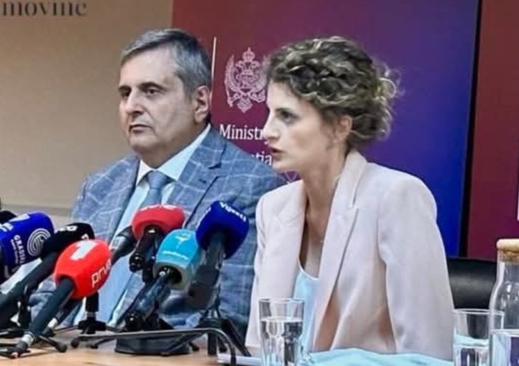 SLAVEN MOŽDA NIJE ZNAO DPS-ovka pored ministra Radunovića na konferenciji