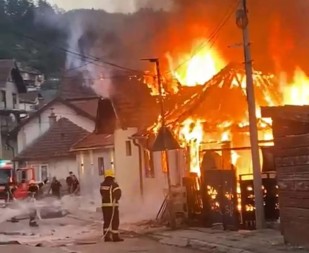 Veliki požar u starom dijelu Priboja, jedna kuća izgorela do temelja, nema povrijeđenih