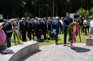 ISTORIJSKI DAN Državni zvaničnici Crne Gore se poklonili sjenima nevino postradalog naroda na Zidanom mostu