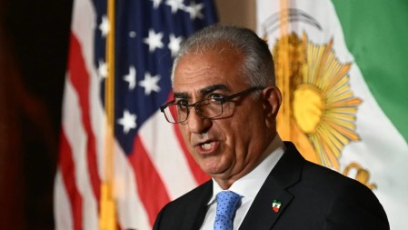 HAMNEI U PODZEMNOM BUNKERU, PAHLAVI PORUČUJE Krije se kao pacov i koristi narod kao živi štit