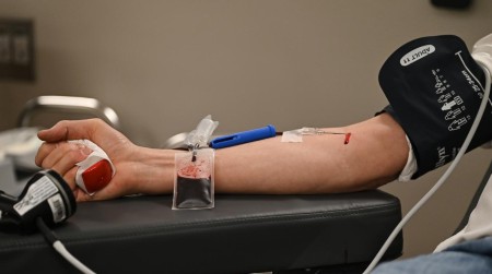 KRVNA SLIKA IDEOLOGIJE Australija prva u svijetu ukida zabrane za gej donore krvi i plazme