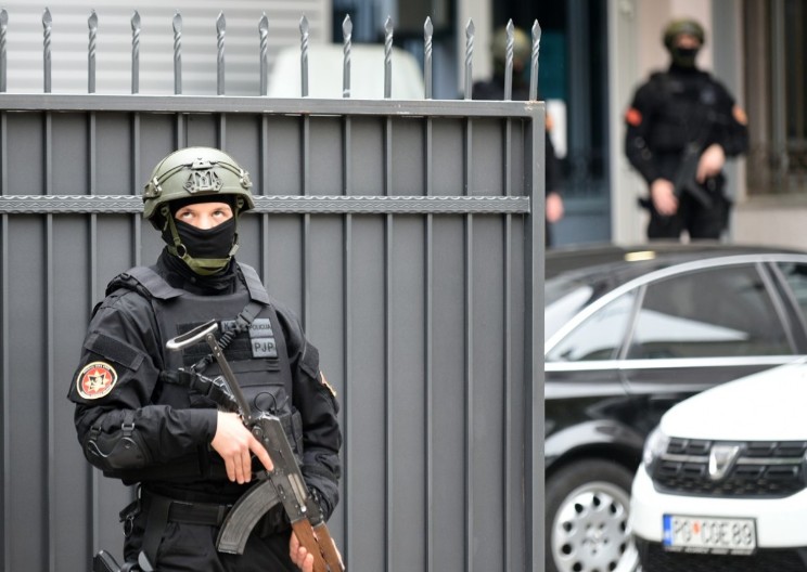 AKCIJA ŠIROM CRNE GORE Meta članovi kriminalnih grupa, zaplijenjeno oružje, droga, novac i luksuzna vozila