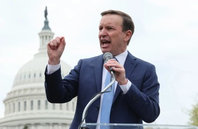 SENATOR MERFI Tramp krši Ustav, odmah izglasati zakon i ukinuti mu ovlašćenja