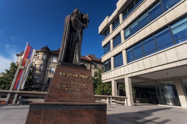 Pritvor za šest osoba zbog sumnje na pripremu nasilne smjene vlasti, napada na državne institucije, policiju i medije