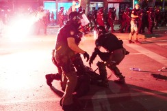 VIŠE DESETINA HULIGANA UHAPŠENO Srpska policija slomila napad na državu i institucije