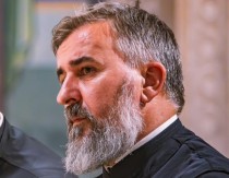 SVEŠTENIK PEJOVIĆ O INCIDENTU ISPRED HRAMA "Ovo nije obična saobraćajna nezgoda – tražimo istinu i odgovornost"