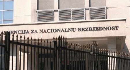 "GAVRAN" U LETU I ŠTRUMPFOVI IZ SJENKE Zbog pisanja ALOonline zavladala panika i bezbjednosno rasulo u ANB-u