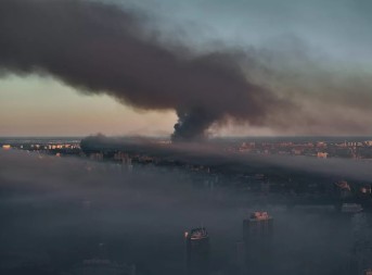 NOĆ MASOVNIH UDARA Gori Kijev, pogođeni ključni vojni i infrastrukturni ciljevi širom Ukrajine